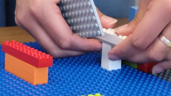 LEGO Serious Play im Coaching: Hände bauen ein Modell