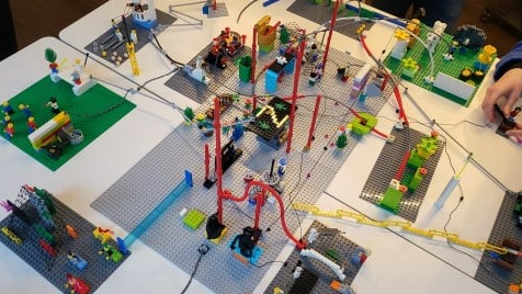 LEGO Serious Play: gemeinsames Landschaftsmodell eines Teams am Workshop-Tisch