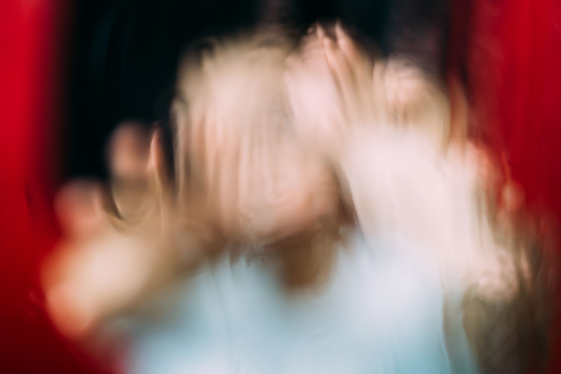 Ein mysteriöses abstraktes Bild eines verschwommenen Gesichts mit lebhaften Farben und einem Gefühl von Bewegung.