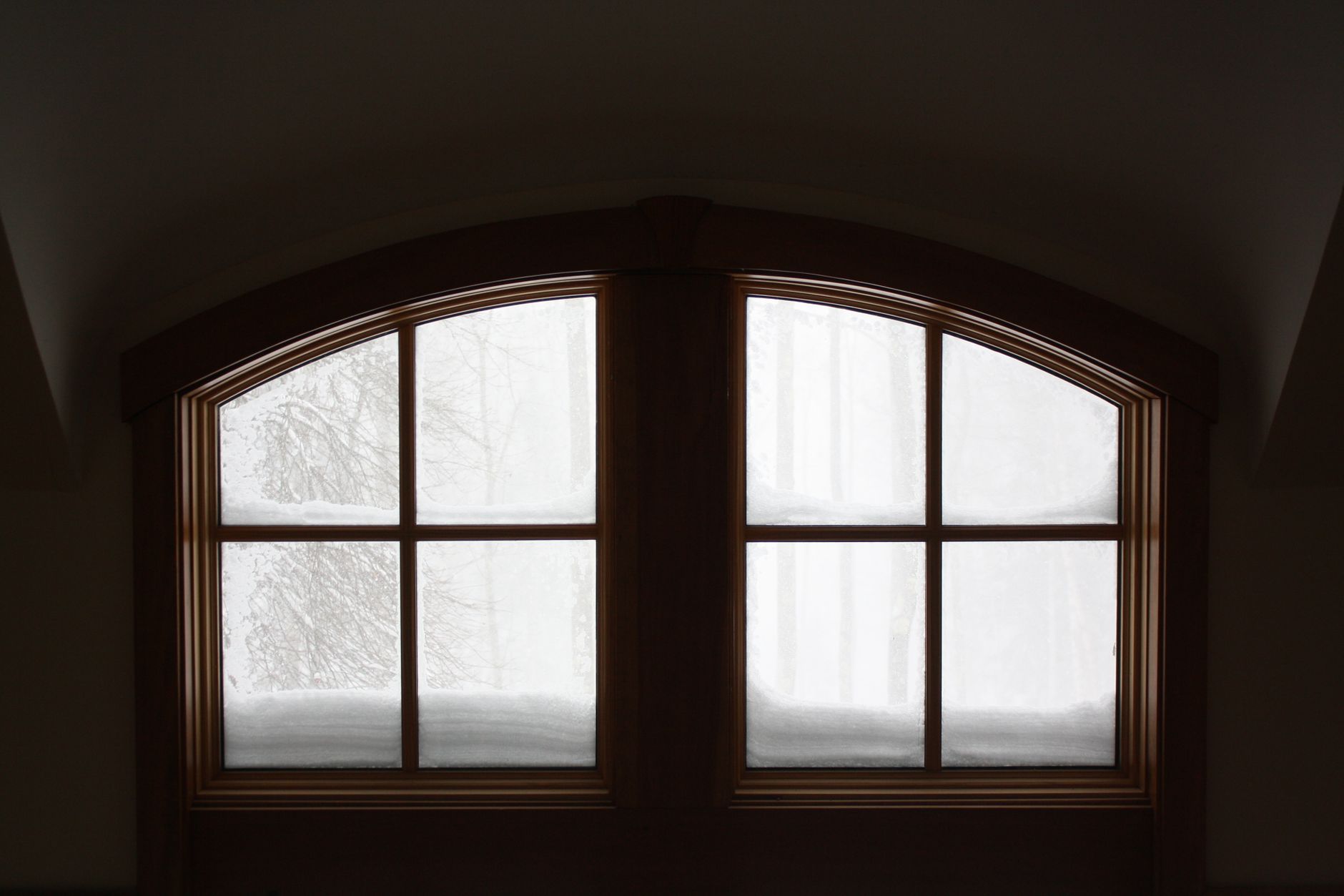 Ein Fenster, außen Schnee