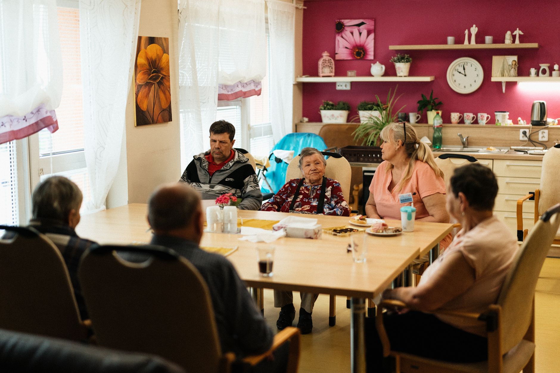 Senioren genießen eine Mahlzeit im Speisesaal eines Pflegeheims mit Betreuern in Karviná, Tschechien.