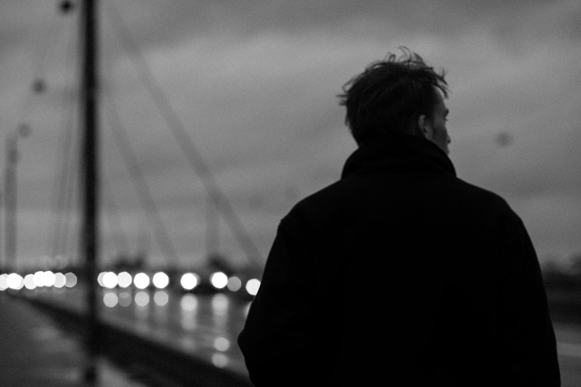 Mann, Abends auf einer Brücke